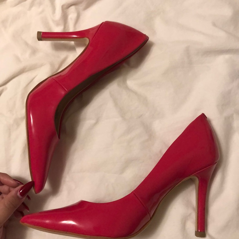 Guess pink pumps
